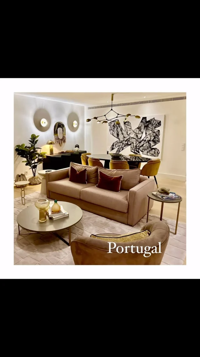 Proud to see have designed this #Lisbon #Portugal flat that captures the vibrant spirit there, incorporating local artist @oficina_marques with his rich colors of wood and textures, street art with the incredible @sskirl 
dimensional wallpaper in the jewelbox entry.  Every detail is a feast for the eyes.

Have you been to Portugal?  Where is you most favorite place there?

#padevavra #interiordesign #interiors #interiorstyling #jewelbox #entry