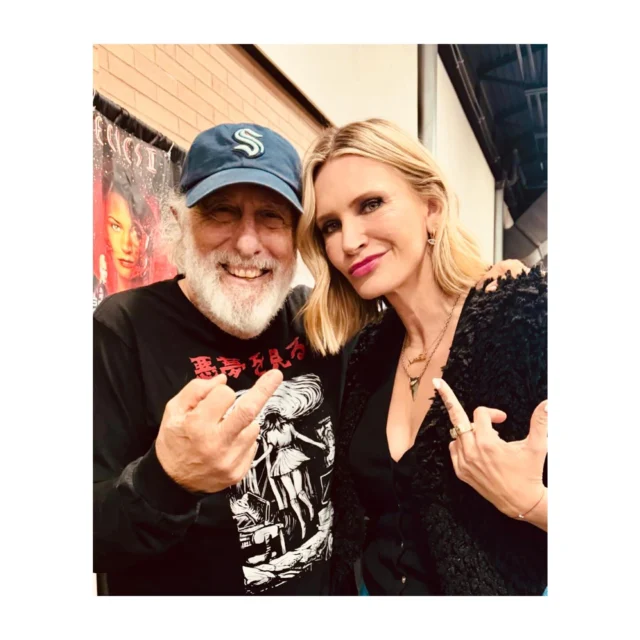 Flippin’ the Bird.
@natashahenstridge @wahorrorcon w/ Nick Castle
a.k.a.
Michael
Myers 🔪🗡️☠️

#michaelmyers #johncarpenter #species #happyhalloween #dodgerslid