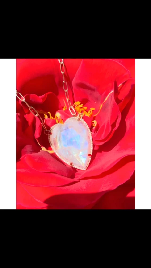 Just think how good it’ll look around your neck.

#rainbow #moonstone #28 
#carat #diamonds #oneofakindjewellery #PadeVavra