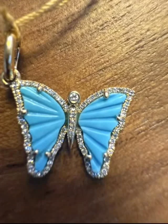 Fly over to @maisondjouf this Saturday, 12/20, for inspired gifting at every price point.

✨ @padevavra unveils her 2026 collection, with a gift on purchases over $150

🍷 @hartfordfamilywinery pours their award-winning wines

🎁Come for the gifts, stay for the vibes!
 
📍332 Healdsburg Ave
  Healdsburg, CA

#padevavra #gifts #turquoise #diamond #butterfly